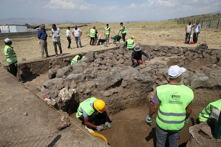 Malazgirt Savaşı'nın yapıldığı alanda yeni bir anıtsal mekana ulaşıldı 3